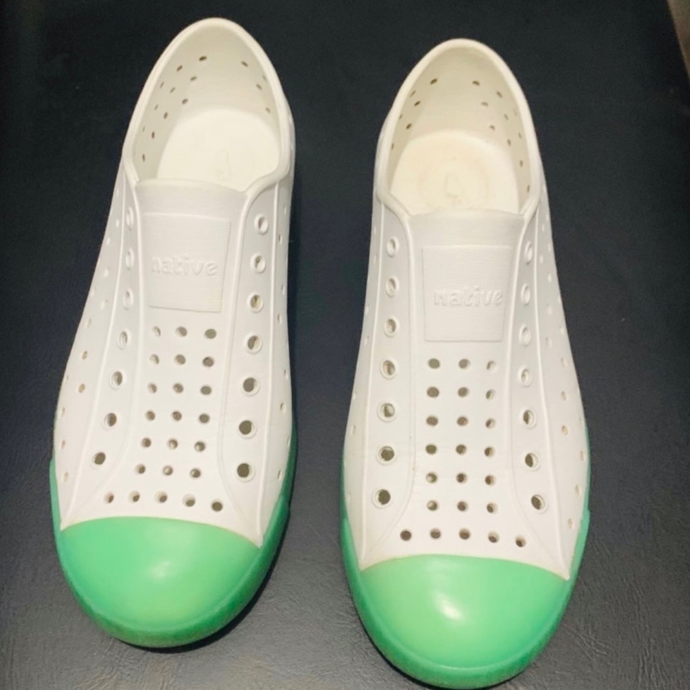 Native’s Kids Shoes Green & white SZ J3